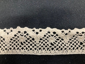 Scalloped Cluncy Lace Trim 1-1/2" Beige